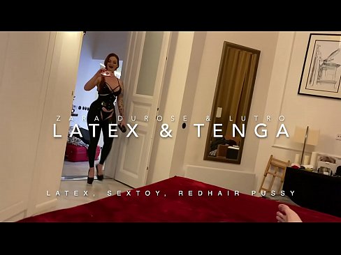 ❤️ Ngoanana e monyane ea nang le hlooho e khubelu ea apereng seaparo sa latex se kentsoeng ke ntate oa bobeli ❤️❌ ☑